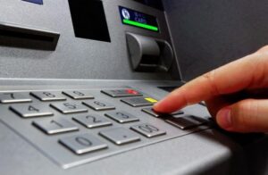 Kredi kartı şifrelerinde yeni dönem başladı: Kartınızı ATM’ye yutturmayın