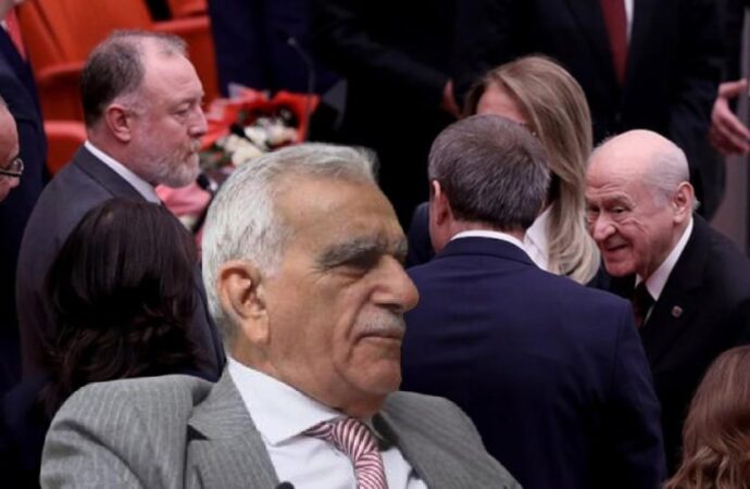 Ahmet Türk’ün Bahçeli’nin DEM’lilerle tokalaşmasına yorumu:  Ne değersiz görelim ne de abartalım