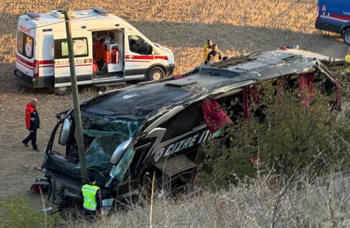 Afyon’da yolcu otobüsü 50 metrelik şarampole yuvarlandı: 21 yaralı