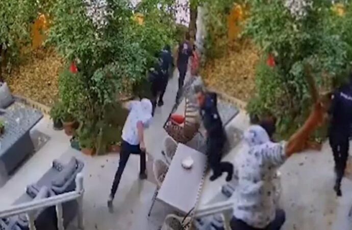 Konya’da sinir krizi geçiren hasta, müdahaleye gelen polisi 7 bıçak darbesiyle ağır yaraladı