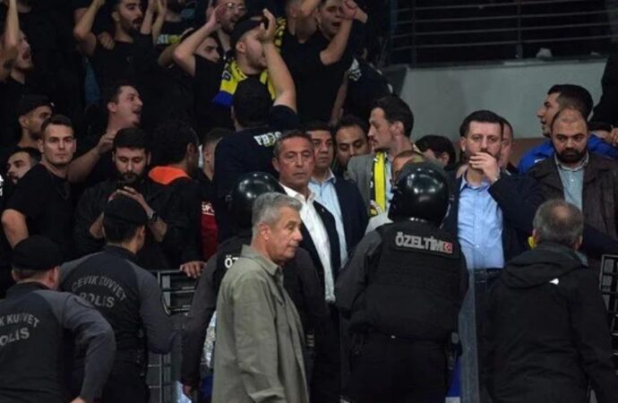 Fenerbahçe Opet-Beşiktaş maçı yarıda kaldı