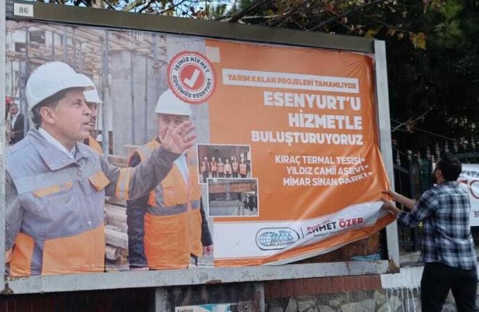 Esenyurt’ta bilboardlardan Ahmet Özer fotoğrafları ve CHP duyuruları sökülüyor