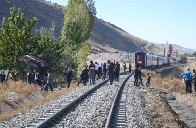 Yolcu treni beton pompasına çarptı, makinist hayatını kaybetti