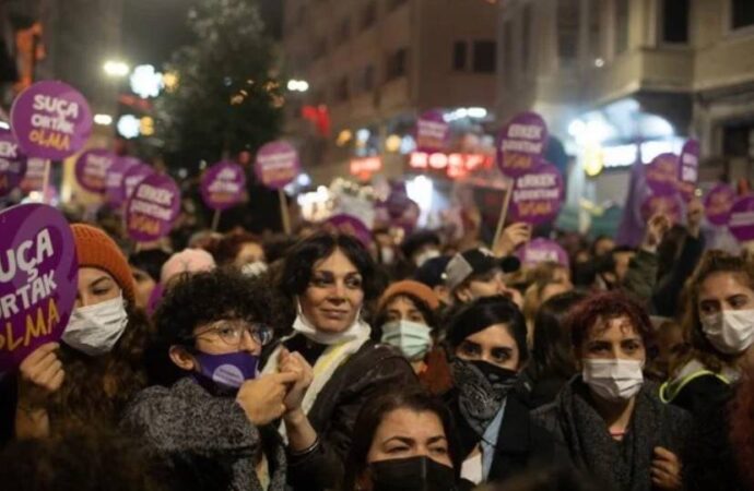 25 Kasım kadın yürüyüşü için Beyoğlu yasaklandı