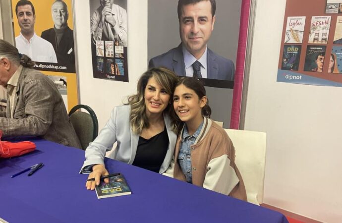 Başak Demirtaş, TÜYAP’ta imza gününe katıldı