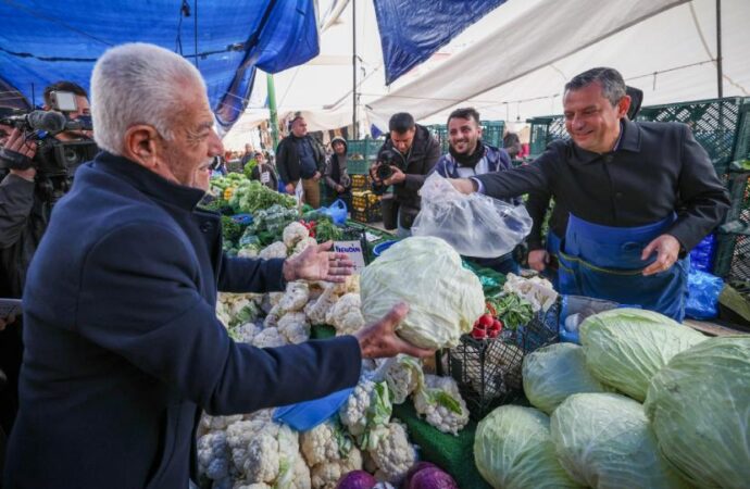 Özgür Özel önlük takıp pazarda lahana sattı