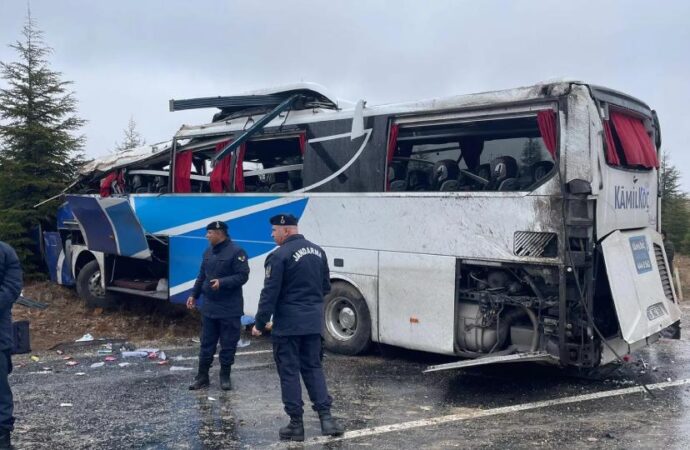 Eskişehir’de yolcu otobüsü devrildi: 1 ölü, 30 yaralı