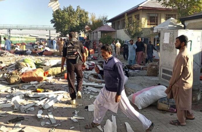 Pakistan’da bir tren istasyonuna canlı bomba saldırısı: 24 kişi hayatını kaybetti