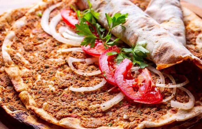 Evde lahmacun nasıl yapılır? En güzel ve en kolay çıtır çıtır lahmacun tarifi…