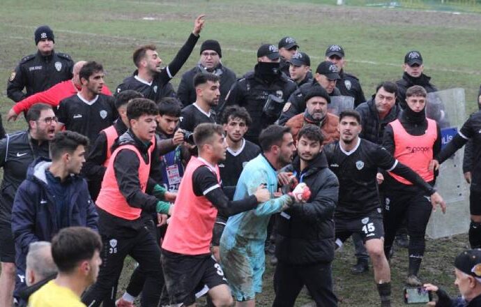 Maçta yumruklar havada uçuştu: Kavgayı polis bitirdi!