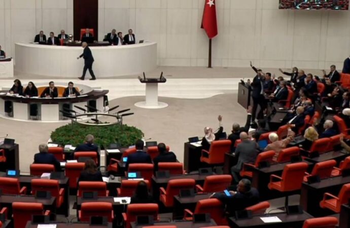 İYİ Parti’nin Suriyelilerin geri gönderilmesi ile ilgili önergesi AK Parti ve MHP oylarıyla reddedildi