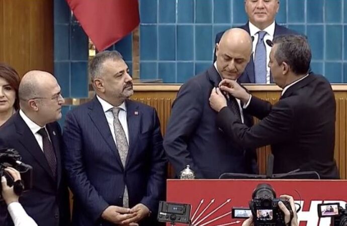 Ümit Özlale törenle CHP’ye katıldı