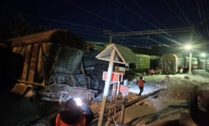 Rusya’da tren faciası: Yolcu treni ile yük treni kafa kafaya çarpıştı