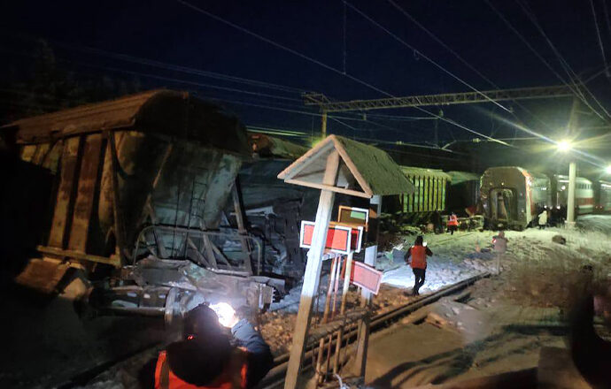 Rusya’da tren faciası: Yolcu treni ile yük treni kafa kafaya çarpıştı