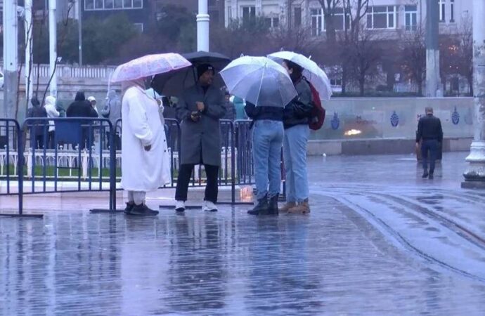 İstanbul güne sağanak yağmurla uyandı: Ne kadar sürecek?