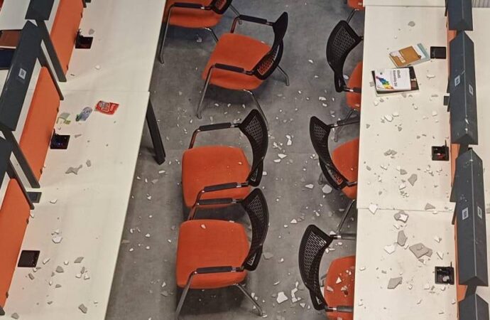 9 ay önce açılan kütüphanenin tavanından kopan parçalar çalışma masalarına düştü