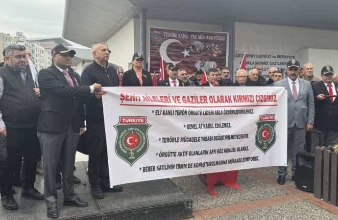 İzmir’de şehit aileleri ve gazilerden ‘Öcalan’ protestosu