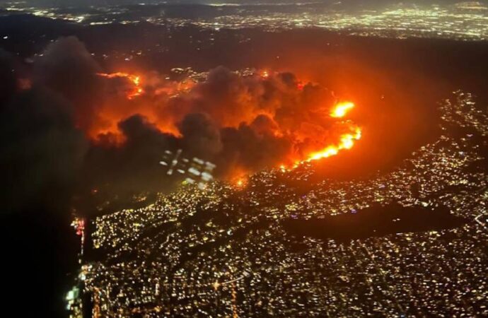 Los Angeles’taki yangında en az 5 kişi hayatını kaybetti