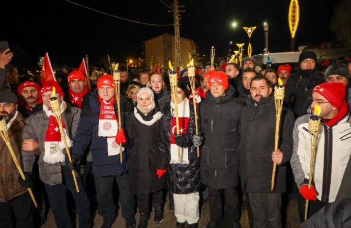 Özgür Özel, Sarıkamış’ta bakanlarla beraber meşaleli yürüyüşe katıldı