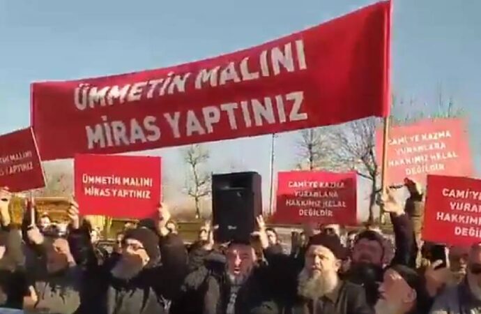 Menzil Cemaati’nde miras kavgası sokağa taştı: Ümmetin malını miras yaptınız