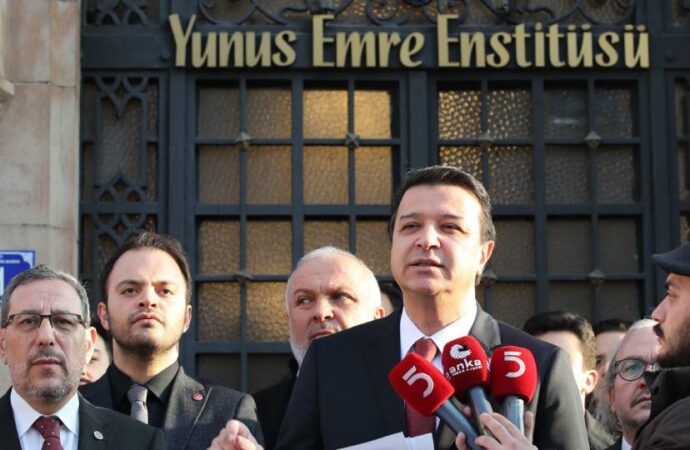 Mahmut Arıkan’dan Yunus Emre Enstitüsü önünde açıklama: Yolsuzluk neredeyse takipte olacağız