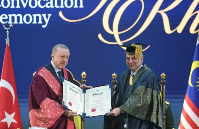 Erdoğan’a, Malezya’da fahri doktora verildi