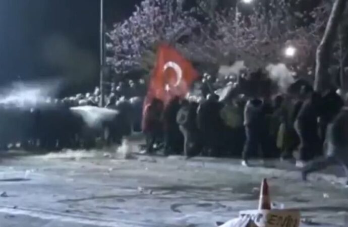 İmamoğlu tutuklandı: Protestolara katılan gençlere polis müdahale etti!