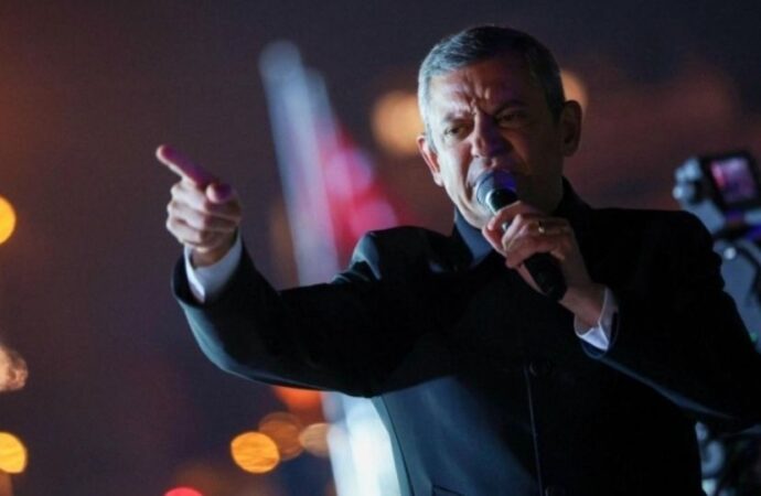 CHP lideri Özel: “Bu gece de Saraçhane’deyiz. Özgür, ölür de Saraçhane’den ayrılmaz”
