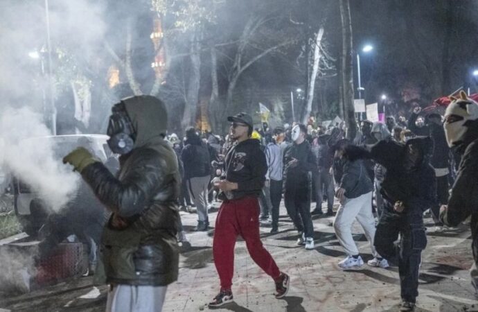 İmamoğlu eylemlerinde tutuklanan aralarında Berkay Gezgin’inde olduğu 102 kişi tahliye edildi!