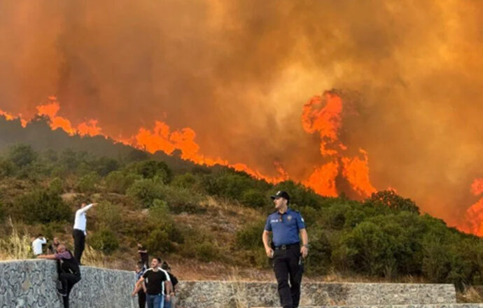 İzmir Çeşme’de Orman Yangını: 5 Mahalle Tahliye Edildi