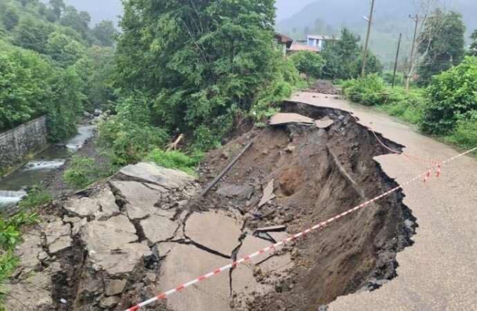 Artvin’de Heyelan: İki Köy Yolu Ulaşıma Kapandı