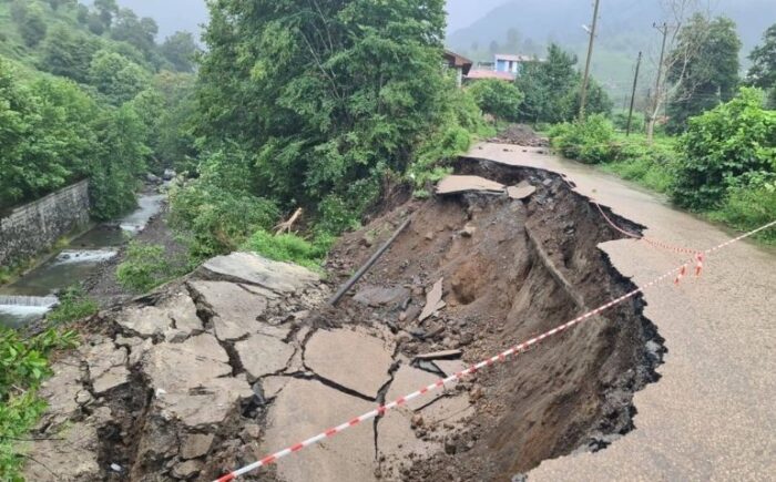 Artvin’de Heyelan: İki Köy Yolu Ulaşıma Kapandı