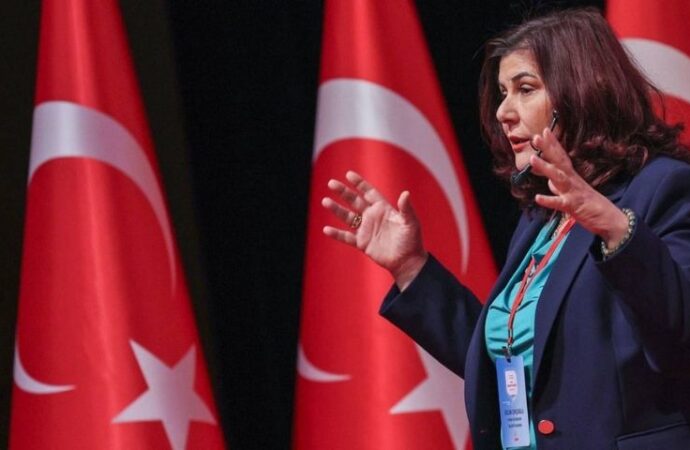Özlem Çerçioğlu ve üç belediye başkanı CHP’den istifa etti