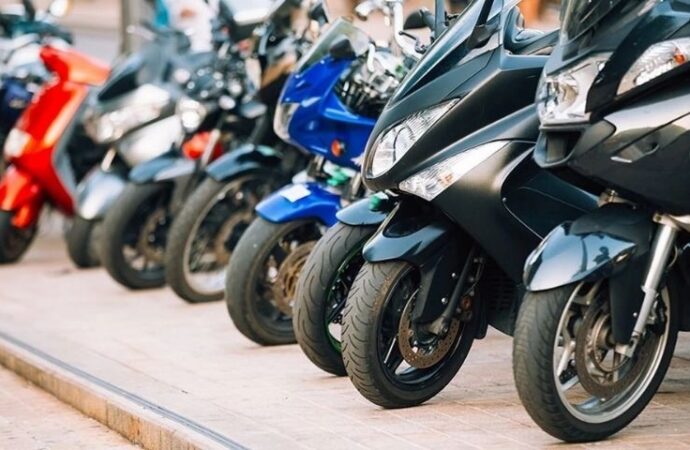 İstanbul Valiliği’nden Motosikletlere Sıkı Denetim: Kaldırım ve Meydanlara Park Yasak!